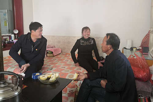 新区石投集团党委副书记、总司理魏兴杰同志带队赴尹家庄村开展帮扶事情 - 申博官网要闻 - 新闻动态