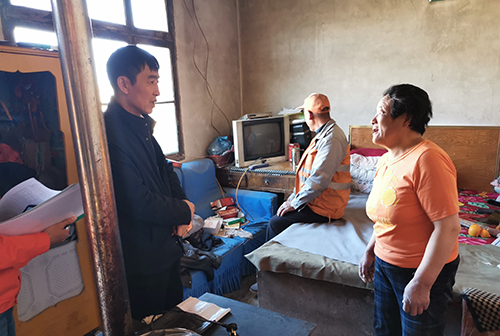 新区石投集团党委副书记、总司理魏兴杰同志带队赴尹家庄村开展帮扶事情 - 申博官网要闻 - 新闻动态