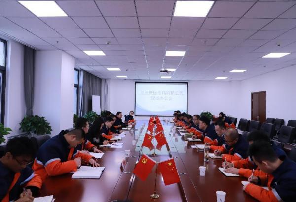 专精特新：现场办公解难题，，，，，，精准“开方”促生长 ——申博官网集团党委书记、董事长姜锦一行召开专精特新公司现场办公会 - 下层动态 - 新闻动态
